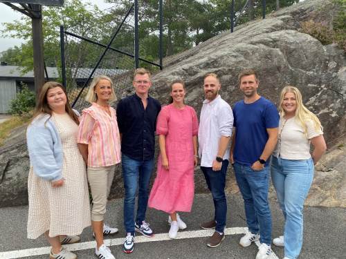 Lærere og fagarbeider på årets 8. trinn.